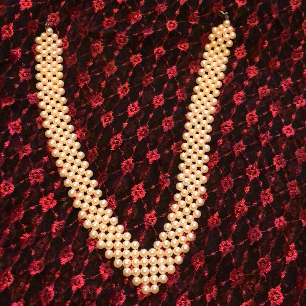 Vintage costume pearl chevron-shaped choker.